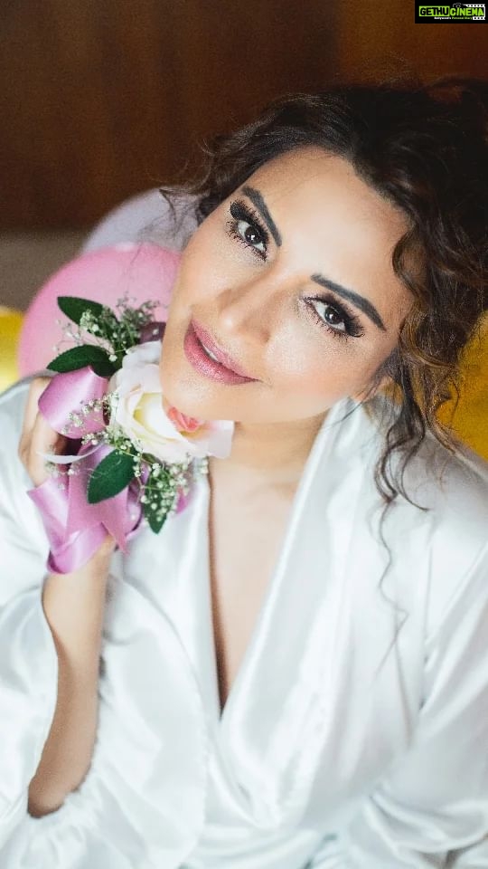 Shama Sikander Instagram - Mein apni favourite hoon... Comment m btao kon si movie ka dailouge hai? #selflove #lovetopose #loveyourself #stylish #inspiration #women #smile #spreadsmiles #positivevibes #reelsinstagram #reelkarofeelkaro #shamasikanderreels