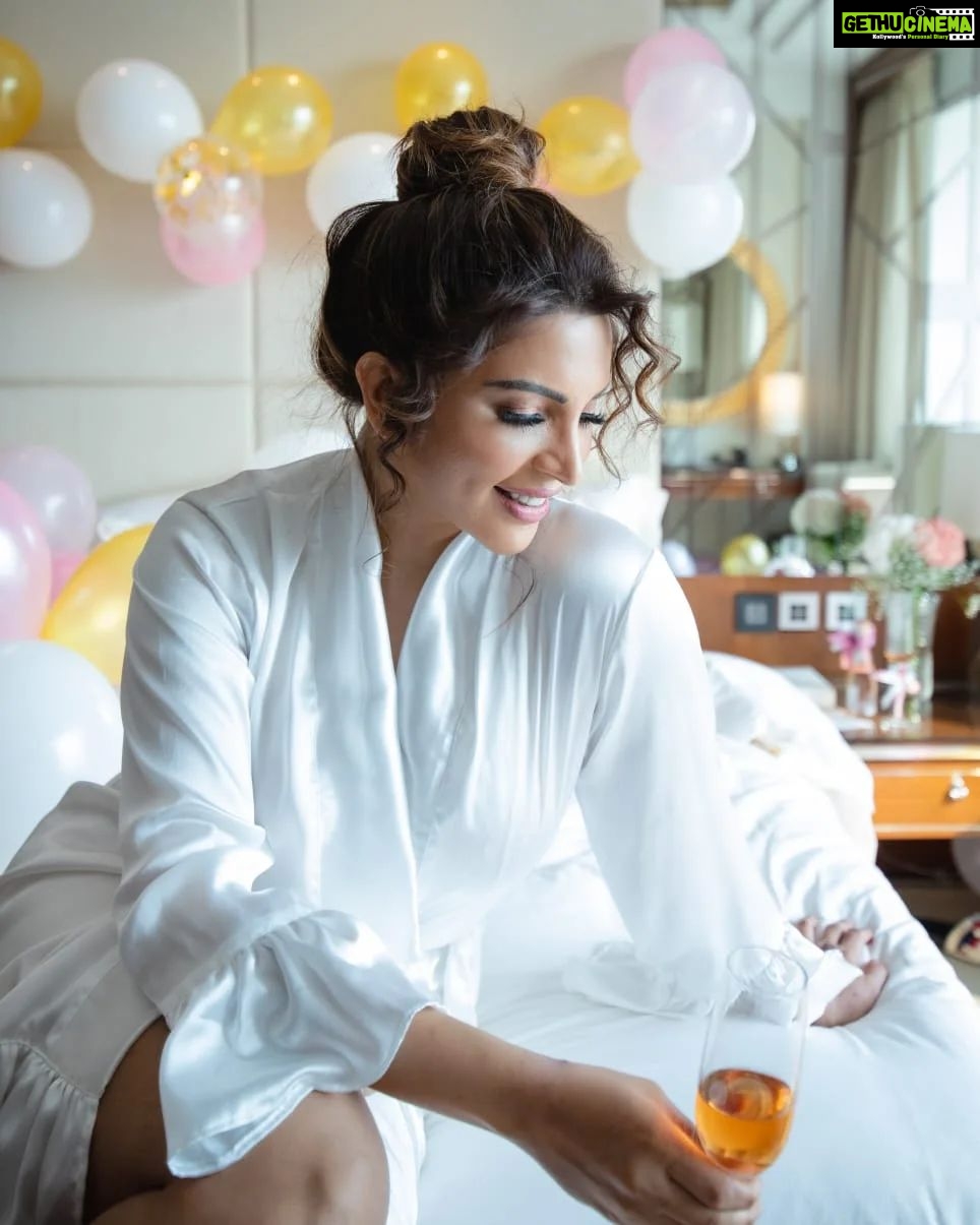 Shama Sikander Instagram - She had that whiskey sipping skinny dipping smile.... . . . #beautiful #smile #loveyourself #happy #me #gorgeous #white #happiness💕 #gratitude #blessed #shamasikander