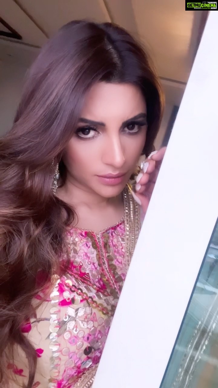 Shama Sikander Instagram - My favorite song… kaisi lagi ye transition??? Comments me batao #bollywood #love #lovesongs #tranding #viral #beauty #indiangirls #desivibes #swag