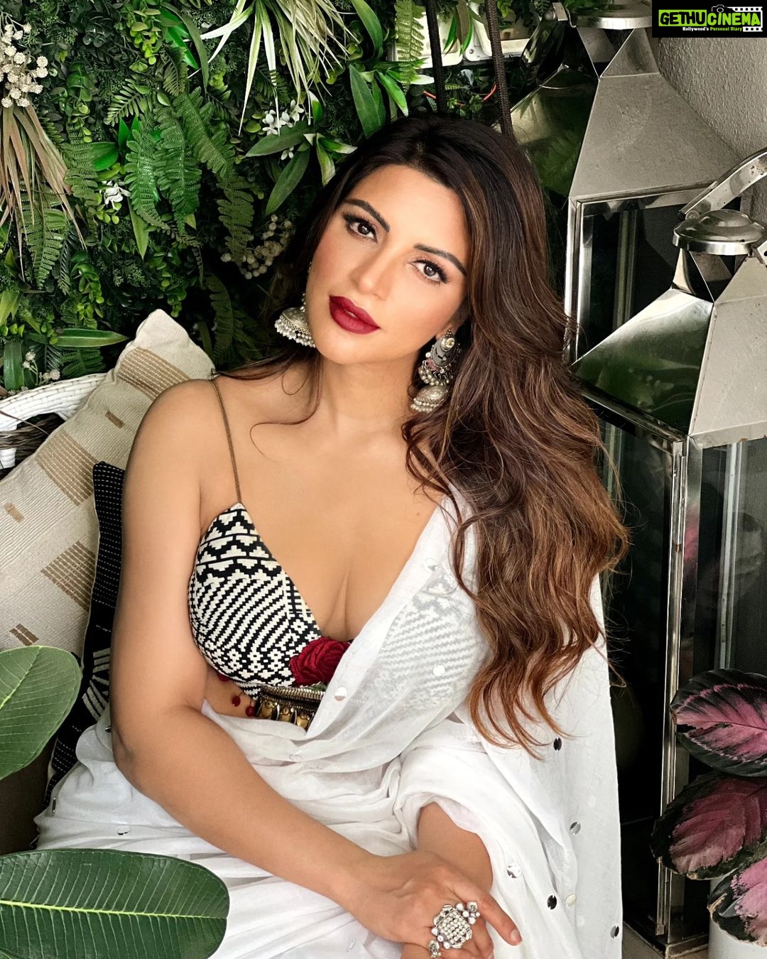 Shama Sikander Instagram - Chaand si….☺️☺️ . . . #influencer #indianwear #instagood #love #makeup #style #happy #saree #shamasikander