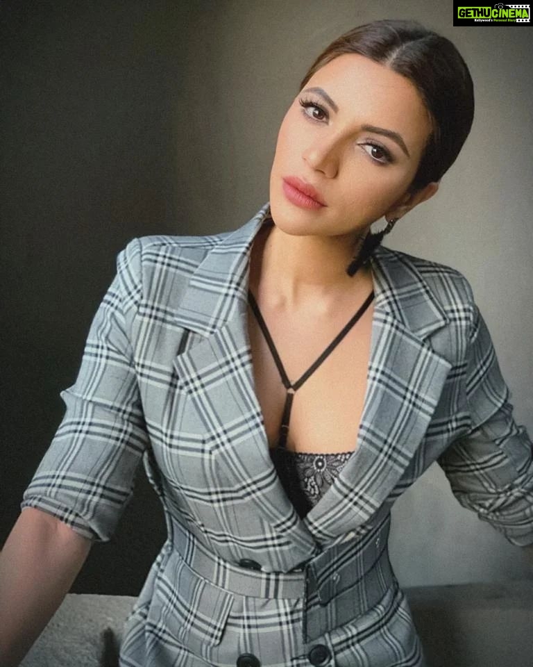 Shama Sikander Instagram - Maine use utna dekha, Jitna Dekha Jaa sakta tha...😍 . . . #loveyourself #picoftheday #smile #shayari #loveyourlife #shamasikander #happiness💕 #cool #gratitude #blessed Mumbai, Maharashtra