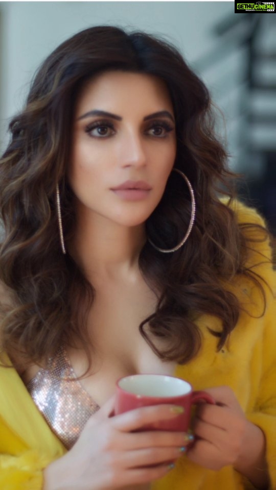 Shama Sikander Instagram - My favourite picture is where I have taken mug in my hand .. Tell me your favourite in comments👇 #shamasikander #pictures #love #lovetopose #viral #trending #reelsinstagram #shamasikanderreels #reelkarofeelkaro #reelitfeelit