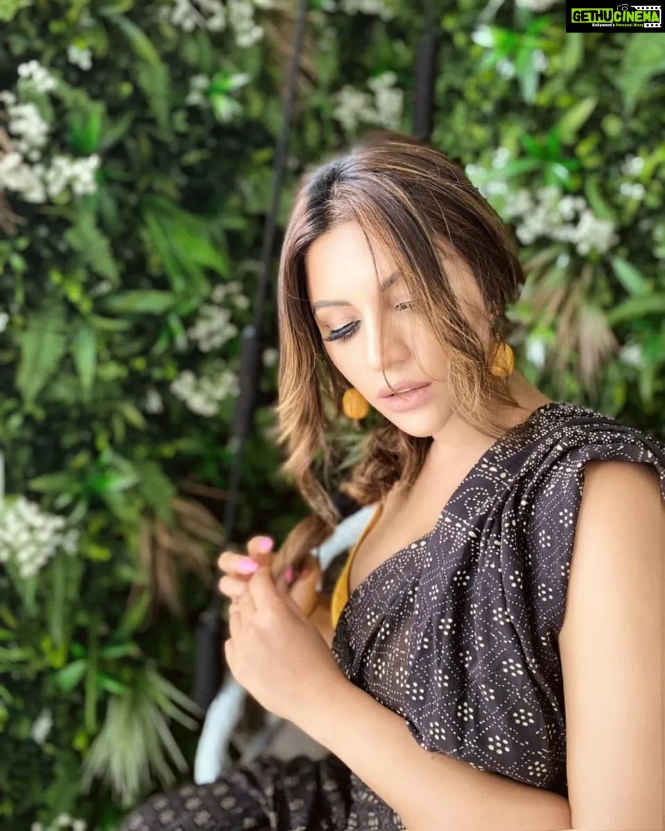 Shama Sikander Instagram - मसाकली "Masakali" Aspiring to fly high through peace and Liberation.... . . . #masakali #aspiring #flyhigh #positivevibes #motivation #saree #loveyourself #gratitude #blessed #like #share #comment #shamasikander #trending #viralpost Mumbai, Maharashtra