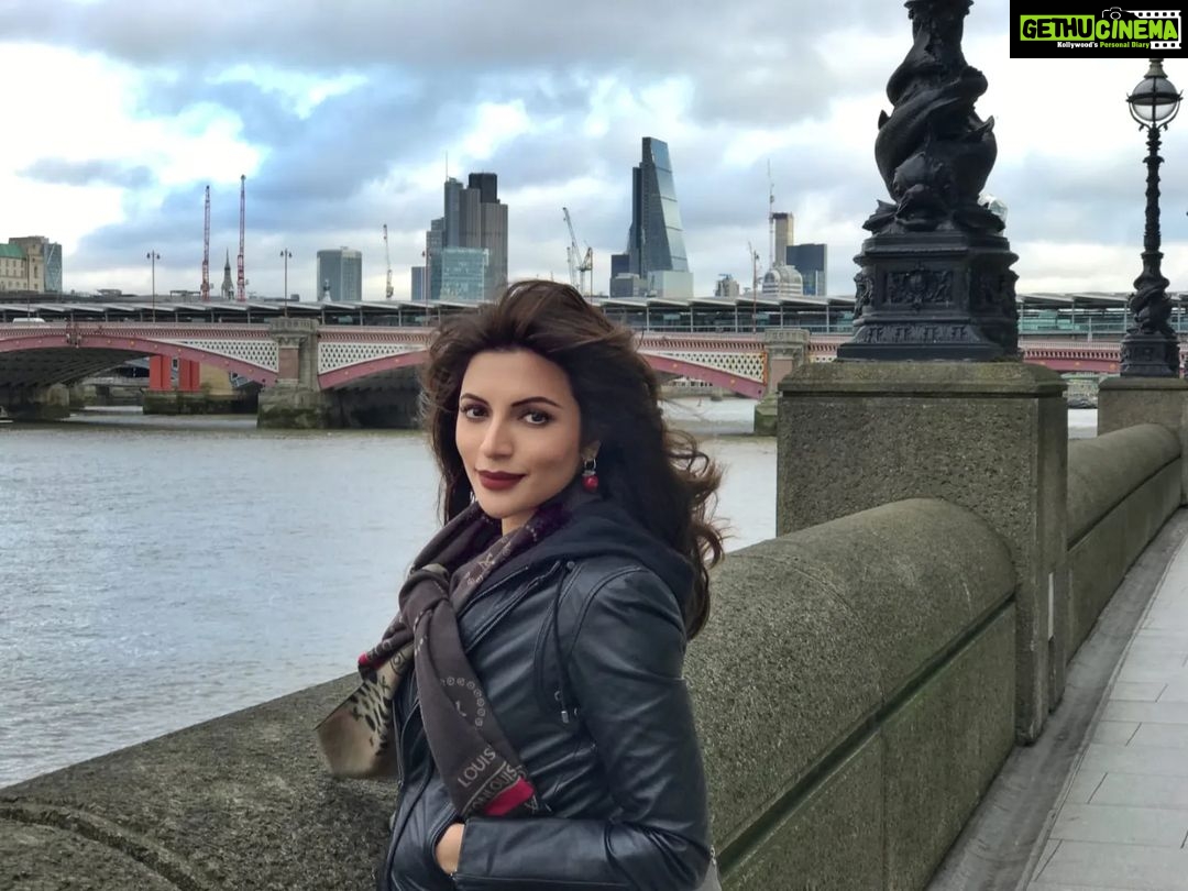 Shama Sikander Instagram - Missing London ❤️ . . . #throwback #picture #london #missing #traveldiaries #shamasikander #happiness #love #life #fun #gratitude #share #explore London, United Kingdom