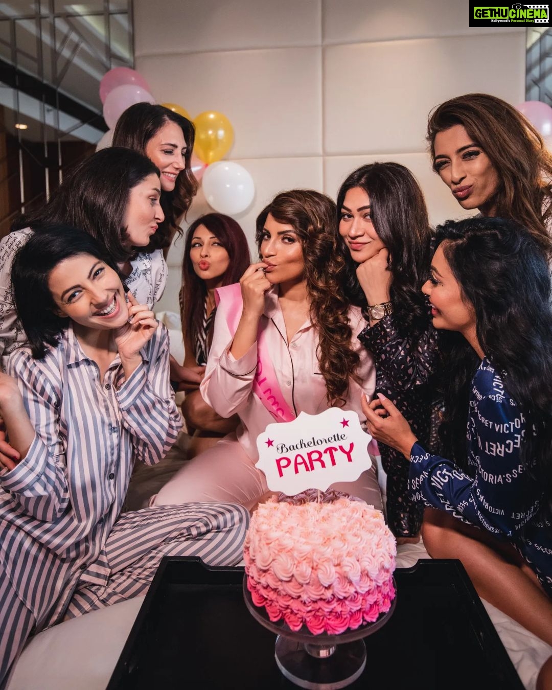 Shama Sikander Instagram - My Pyjama Army…. @poppyjabbal @supreetbedi13 @soniahays @jamelacemo @geometric.beauty @amisukhadia @vanessabwalia 📸 Photographer:- @peppermintpictures.co.in Make Up By:- @winnie1686 @makeupbykomalhire Hair By:- @pratibhanalla Robes By:- @wedding_lounge Location:- @stregismumbai . . #bachelorparty #girls #pajamaarmy #bridetobe #shamasikander #shamajames #blessed #happiness💕 #gratitude The St. Regis Mumbai