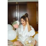 Shama Sikander Instagram - Finally getting the Bridal vibes…. What a beautiful bachelorette Thank you all my lovely bridesmaids you all made my day @jamelacemo @geometric.beauty @amisukhadia @vanessabwalia Thank you @stregismumbai for making my day so soo soooo special a special thanks to the entire team from the bottom of my Heart ❤️ . . 📸 Photographer:- @peppermintpictures.co.in Make Up By:- @winnie1686 @makeupbykomalhire Hair By:- @pratibhanalla Robes By:- @wedding_lounge Location:- @stregismumbai The St. Regis Mumbai