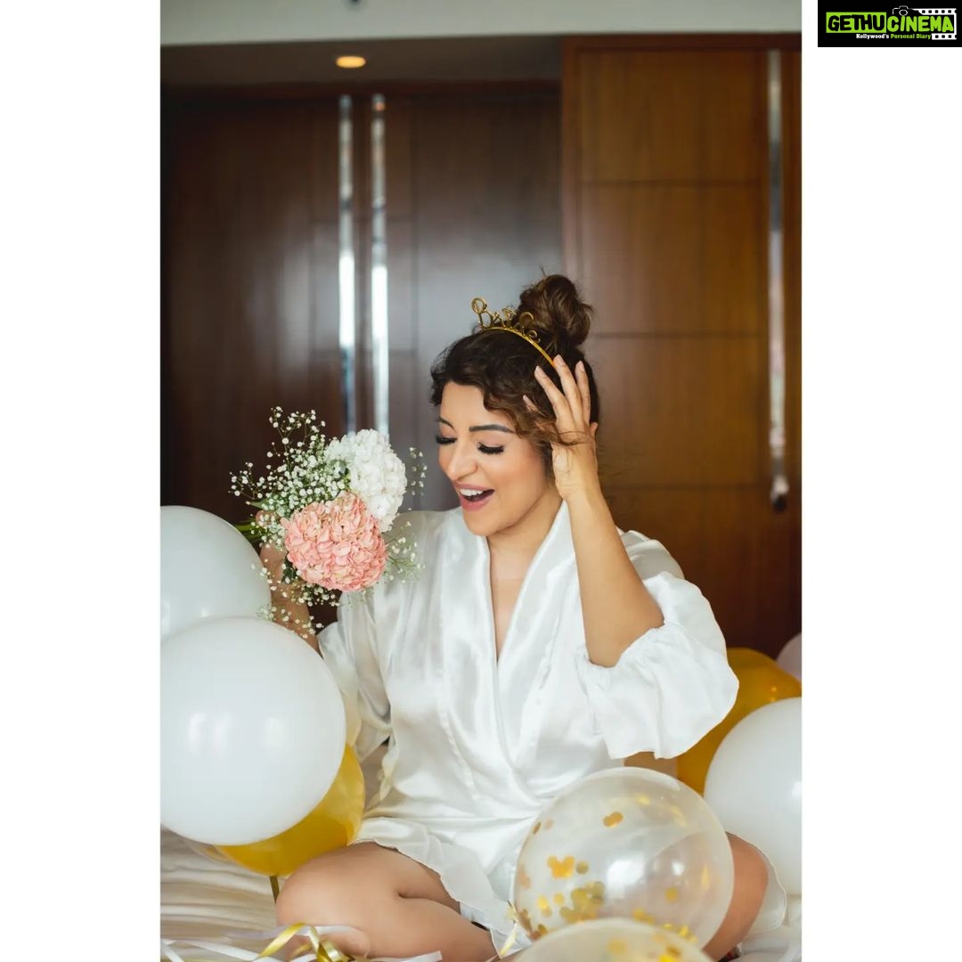 Shama Sikander Instagram - Finally getting the Bridal vibes…. What a beautiful bachelorette Thank you all my lovely bridesmaids you all made my day @jamelacemo @geometric.beauty @amisukhadia @vanessabwalia Thank you @stregismumbai for making my day so soo soooo special a special thanks to the entire team from the bottom of my Heart ❤️ . . 📸 Photographer:- @peppermintpictures.co.in Make Up By:- @winnie1686 @makeupbykomalhire Hair By:- @pratibhanalla Robes By:- @wedding_lounge Location:- @stregismumbai The St. Regis Mumbai