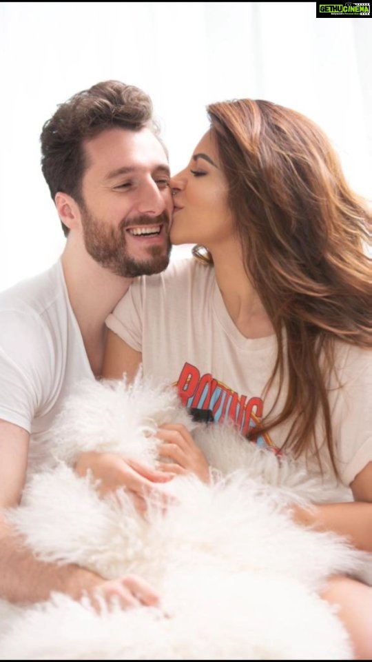 Shama Sikander Instagram - Happy Valentine’s Day Everyone On this day I wish you find the real love within and find you true loved one too♥️♥️😇😇 #couplegoals #iloveyou #love #valentineday #happiness #blessed #smile #reelsinstagram #reelitfeelit #reelkarofeelkaro #togetherforever #shamasikanderreels #shamasikander