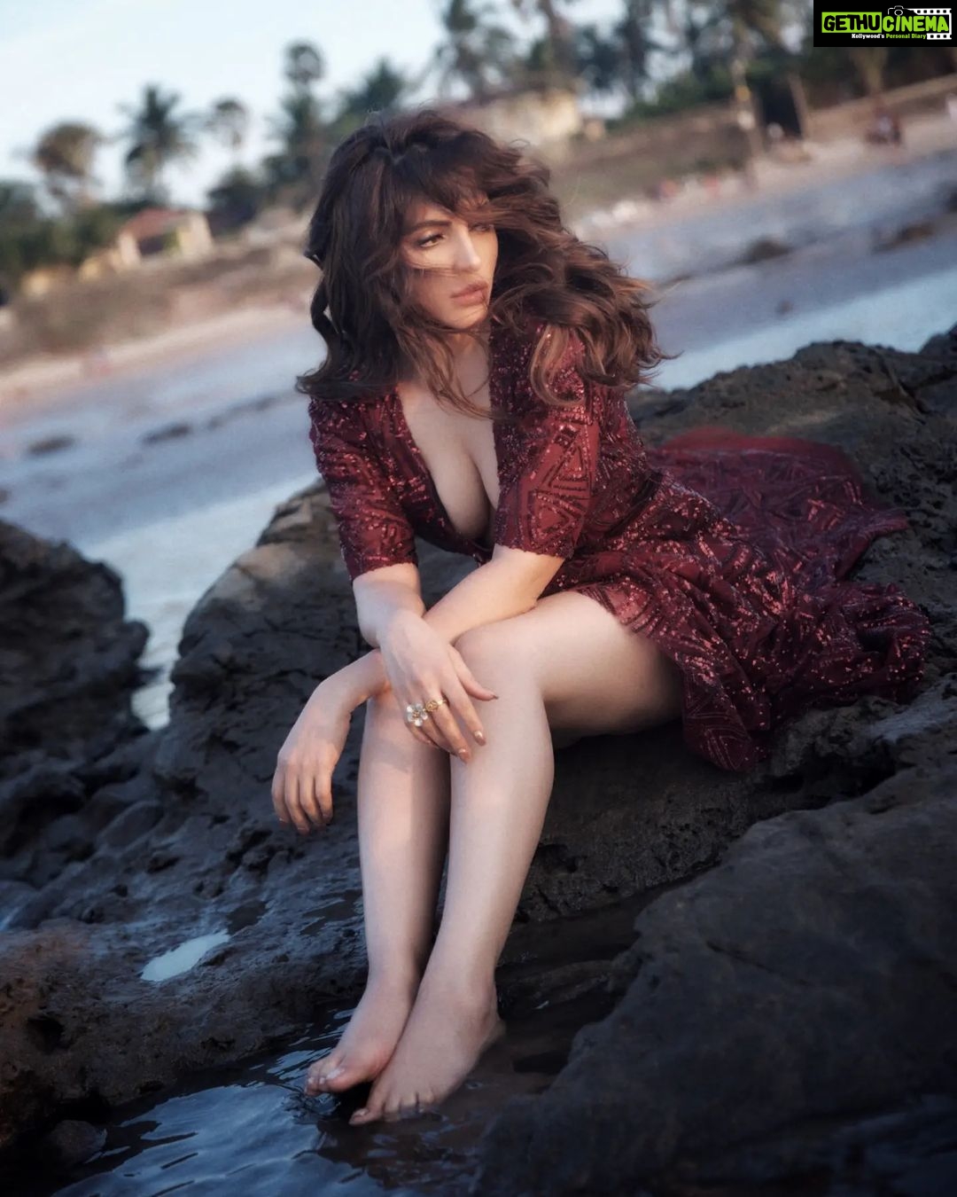 Shama Sikander Instagram - Meri zameen tumse gehri rahi hai waqt aane do, Aasmaan bhi tumse uncha rahega.... . . . #beautiful #soul #nature #gratitude #love #pure #happiness #motivation #positivevibes #inspiration #believe #blessed #shamasikander Mumbai, Maharashtra
