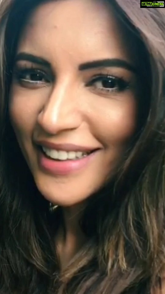 Shama Sikander Instagram - Kinna sohna tenu rab ne banayaaaa🎶🎶 #smile #spreadpositivity #love #explorepage #dekhatenupehlipehlibaar #goodpart #spreadsmiles #beauty #shamasikanderreels #shootdairies #shamasikander #reelsinstagram #reelkarofeelkaro #reelsvideo #reelitfeelit
