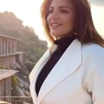 Shama Sikander Instagram - Mesmerized with the beauty of this place ... Don't you guys agree? #palace #beutiful #love #positivevibes #spreadpositivity #smile #shamasikanderreels #shamasikander #reelsinstagram #reelkarofeelkaro #reelitfeelit
