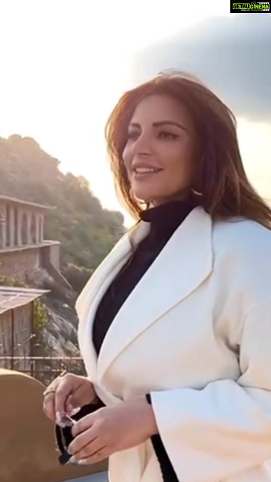 Shama Sikander Instagram - Mesmerized with the beauty of this place ... Don't you guys agree? #palace #beutiful #love #positivevibes #spreadpositivity #smile #shamasikanderreels #shamasikander #reelsinstagram #reelkarofeelkaro #reelitfeelit