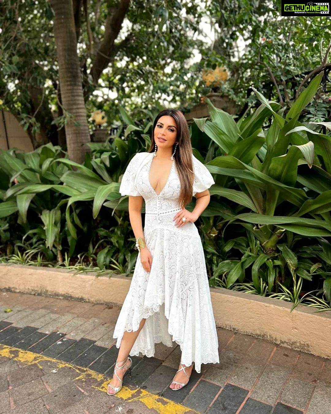 Shama Sikander Instagram - Light 💡😇🧿... . . . #beautiful #white #light #nature #gratitude #love #pure #happiness #motivation #positivevibes #inspiration #believe #blessed #shamasikander Mumbai, Maharashtra