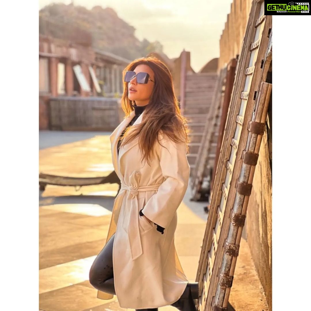Shama Sikander Instagram - Thank you @mundotapalace for Hosting us it was a wonderful experience. Thank you @singhvinay2802 For everything…🤗♥️ . . . #beautiful #mundotapalace #jaipur #pinkcity #love #vibes #wonderful #experience #positivevibes #inspiration #shamasikander Mundota Fort and Palace