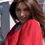 Shama Sikander Instagram - Kis liye dekhti ho aaina, Tum to khud se bhi khoobsurat ho 😍 Agree Comment below 👇 #shayari #love #rockstar #tumho #bollywood #throwback #beauty #shamasikanderreels #shamasikander #smile #blessed #explore #traveldairies #reelsinstagram #reelkarofeelkaro #reelitfeelit