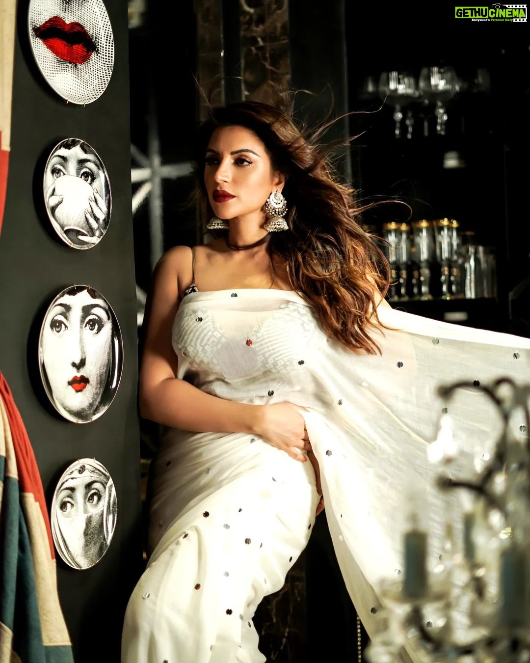 Shama Sikander Instagram - Yeh zameen ruk jaye ,Aasmaa jhuk jaye ,Tera chehra jab nazar aaye. . . 📸-@avigfilms . . #saree #indianwear #influencer #style #women #sassy #beautiful #blessed #shamasikander Mumbai, Maharashtra