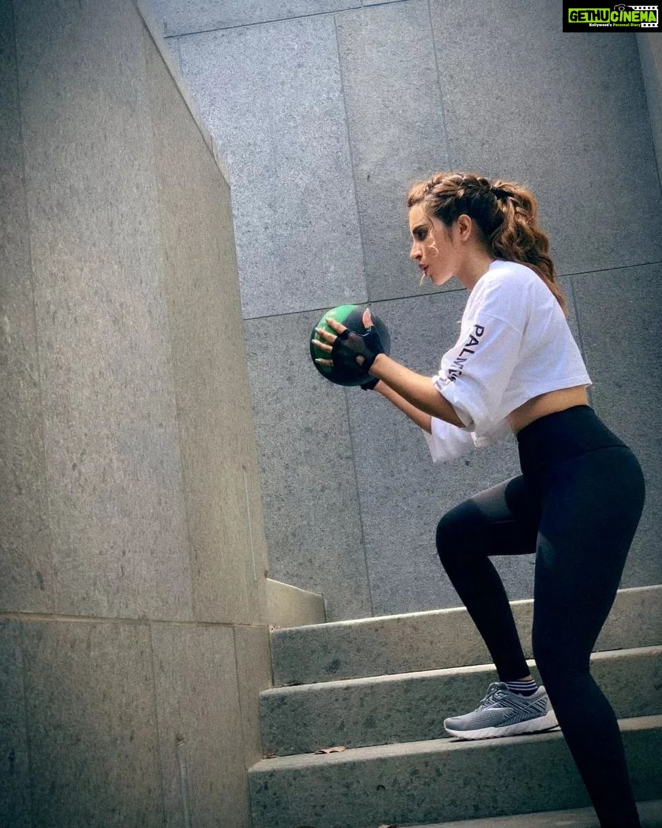 Shama Sikander Instagram - Do you all also love outdoor workout session if yes then Comment Below 👇 . . . #workouttime #outdoor #gymgirl #fitness #exercise #workout #motivation #happy #picoftheday #fit #health #lifestyle #goals #results #shamasikander #explorepage✨ Mumbai, Maharashtra