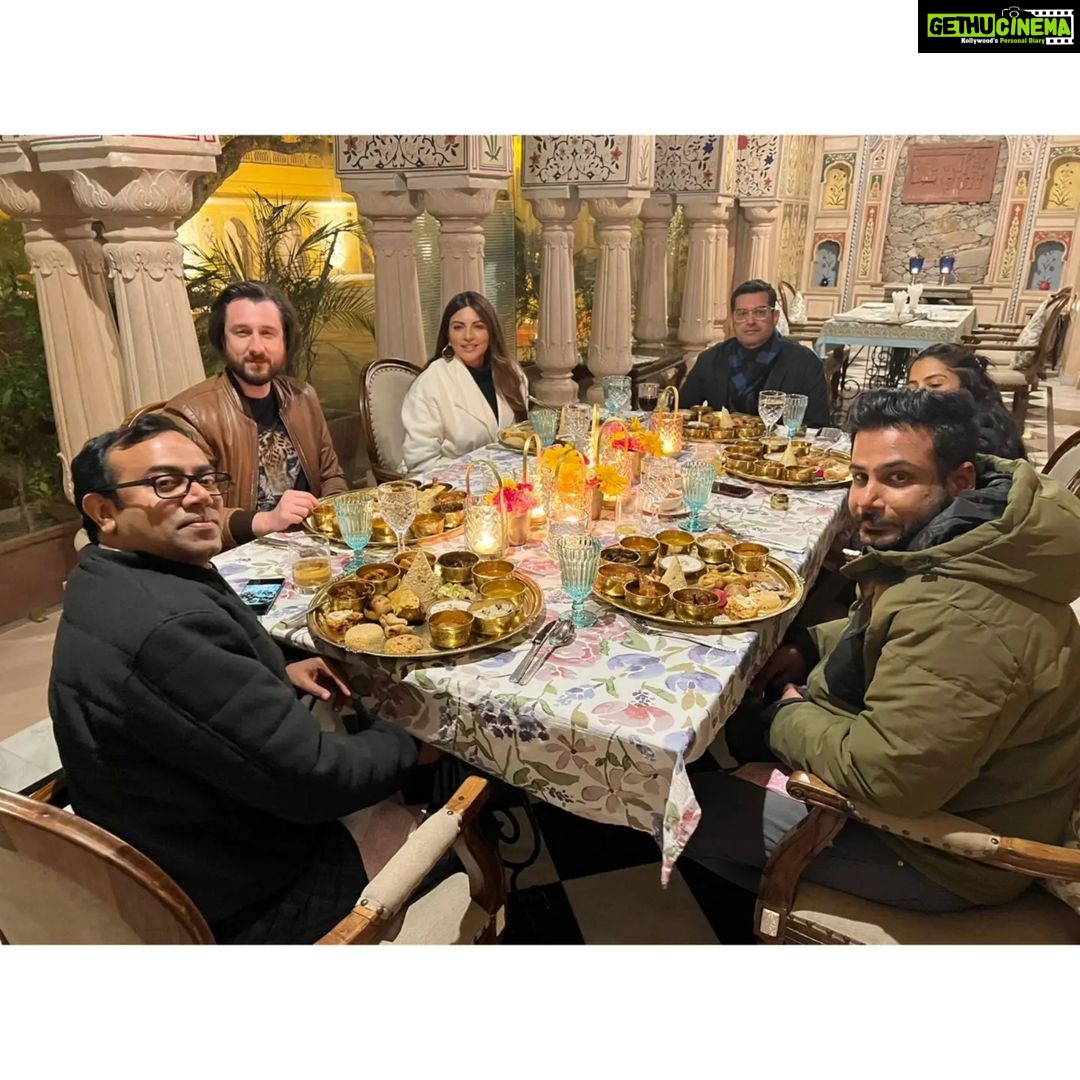Shama Sikander Instagram - Thank you @mundotapalace for Hosting us it was a wonderful experience. Thank you @singhvinay2802 For everything…🤗♥️ . . . #beautiful #mundotapalace #jaipur #pinkcity #love #vibes #wonderful #experience #positivevibes #inspiration #shamasikander Mundota Fort and Palace