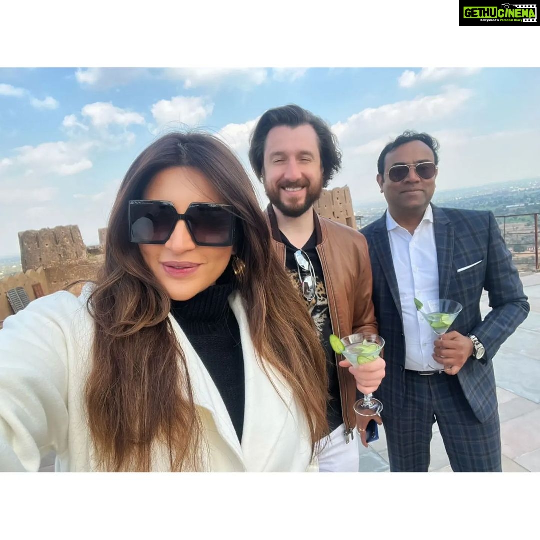 Shama Sikander Instagram - Thank you @mundotapalace for Hosting us it was a wonderful experience. Thank you @singhvinay2802 For everything…🤗♥️ . . . #beautiful #mundotapalace #jaipur #pinkcity #love #vibes #wonderful #experience #positivevibes #inspiration #shamasikander Mundota Fort and Palace