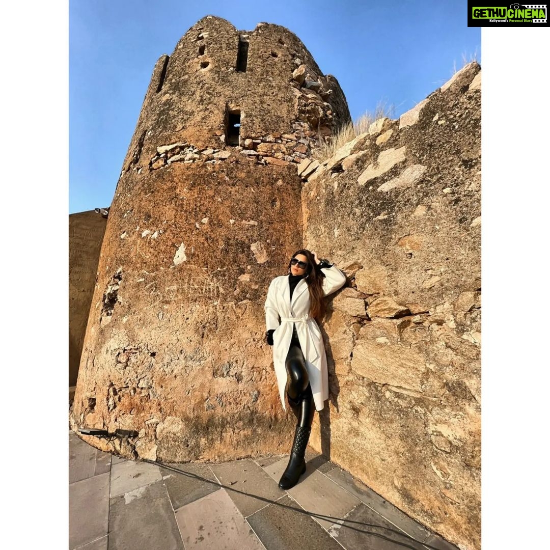 Shama Sikander Instagram - Thank you @mundotapalace for Hosting us it was a wonderful experience. Thank you @singhvinay2802 For everything…🤗♥️ . . . #beautiful #mundotapalace #jaipur #pinkcity #love #vibes #wonderful #experience #positivevibes #inspiration #shamasikander Mundota Fort and Palace