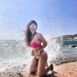 Shama Sikander Instagram - When the ocean said….Hiiiiii😁🌊 . . . #beautiful #beach #honeymoon #sassy #style #influencer #travel #love #ocean #pictureoftheday #photoshoot #mykonos #shamasikander Mykonos, Greece
