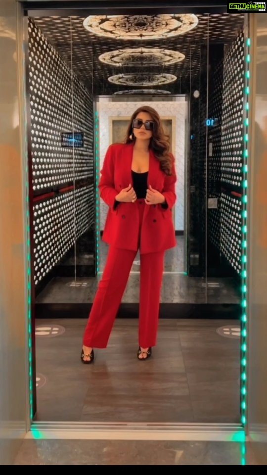 Shama Sikander Instagram - Can we start the weekend, I am Ready😎... . . . #ready #weekend #vibes #actresslife #attitude #love #dubaidairies #trending #reelsvideo #reelkarofeelkaro #reelitfeelit #shamasikander #explorepage #viral Dubai, United Arab Emiratesدبي