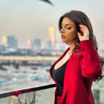 Shama Sikander Instagram - Which one you like 1 or 2 ?? Write in comments below... . . . #beautiful #style #dubai #travel #love #yourself #life #blessed #happiness #positivevibes #inspiration #shamasikander #explore #like #share #comment Dubai, United Arab Emiratesدبي