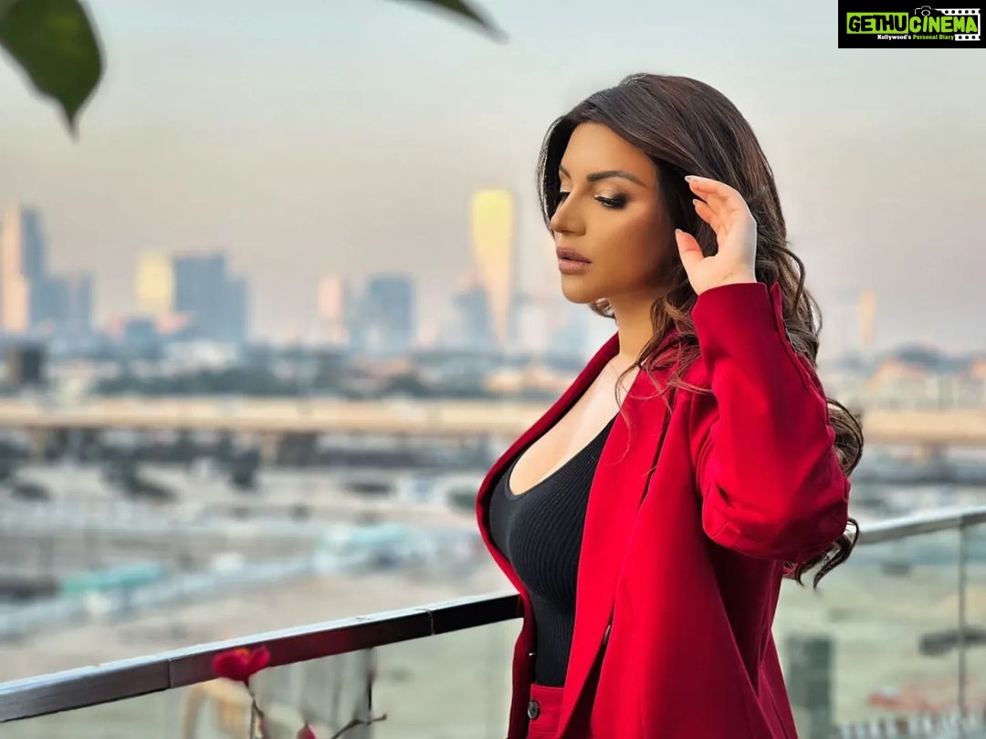Shama Sikander Instagram - Which one you like 1 or 2 ?? Write in comments below... . . . #beautiful #style #dubai #travel #love #yourself #life #blessed #happiness #positivevibes #inspiration #shamasikander #explore #like #share #comment Dubai, United Arab Emiratesدبي