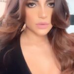 Shama Sikander Instagram - #onlocation #shootdieries #photoshoot #transition #video #reel #transitionreels #cool #fun #swag #fashion #makeup #hairstyle #bollywood #superstar #fashiondiva #styleicon #dubai #uae Dubai, United Arab Emiratesدبي