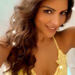 Shama Sikander Instagram - Kya Aap logo ko bhi yeh shakal dekh ke pyaar ho gya,Chalo comments mein btao? #reelsinstagram #reelkarofeelkaro #shamasikander #blessed #smile #beauty #style #reelitfeelit #like #share #comment #positivevibes