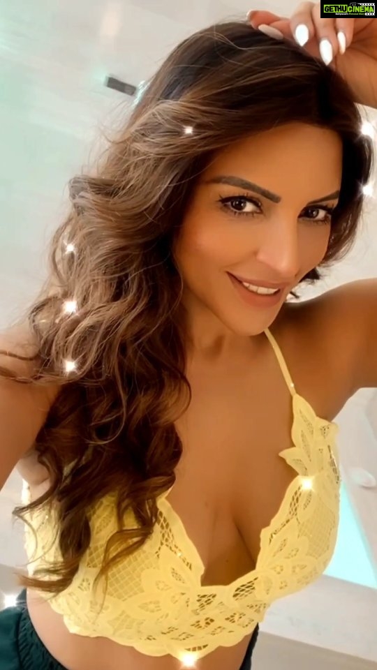 Shama Sikander Instagram - Kya Aap logo ko bhi yeh shakal dekh ke pyaar ho gya,Chalo comments mein btao? #reelsinstagram #reelkarofeelkaro #shamasikander #blessed #smile #beauty #style #reelitfeelit #like #share #comment #positivevibes