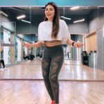 Shama Sikander Instagram - This one was fun…. #old #bollywood #filmy #song #dance #famous #pyardilonkamelahai #salmankhan #karishmakapoor #actor #bollywoodsongs #fullyfilmy