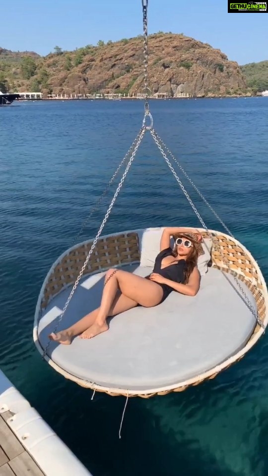 Shama Sikander Instagram - You don't need to be perfect. You just need to be yourself...😎 Agree Coment below 👇 #reelsinstagram #loveyourlife #perfect #reelitfeelit #reels #view #shamasikander #reelkarofeelkaro #explorepage #like #share #comment