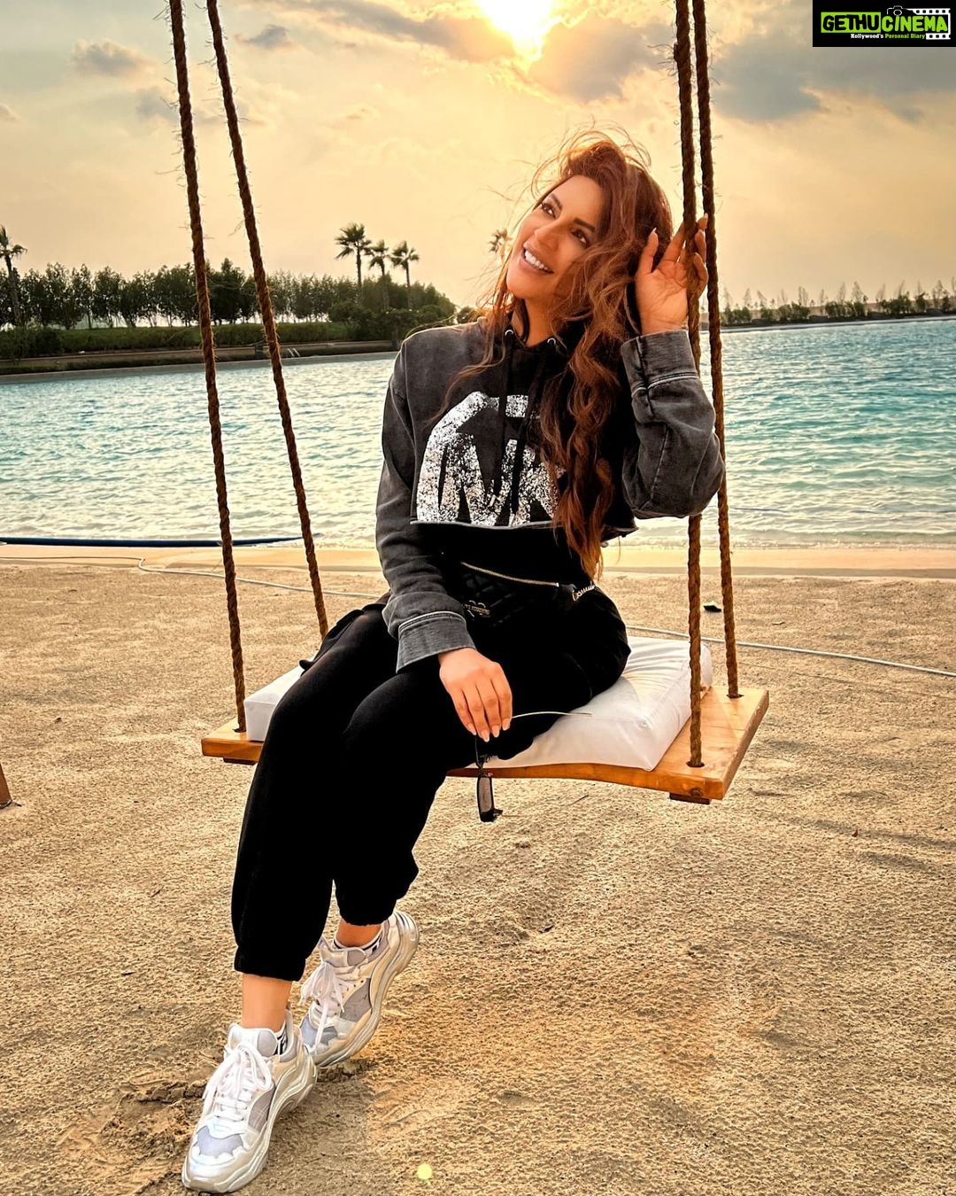 Shama Sikander Instagram - Some years are for growing, but this one, this one if for Blooming... . . . #beautiful #smile #love #dubaidairies #mashaallah #blessed #positivevibes #inspiration #loveyourself #shamasikander #happiness #positivevibes Dubai, United Arab Emiratesدبي