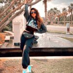 Shama Sikander Instagram - Zyada mat soch lale di jaan Haunsla buland rakh, soch agar gehri ho jaye to haunsle pastt ho jate hain…. Bolo kaunsi film ka dialogue hai??? . . . #dubaidairies#travelling #happymood #loveyourlife #loveyourself #bollywood #movie #dialogue #shamasikander #photooftheday #explorepage #trend Dubai, United Arab Emiratesدبي