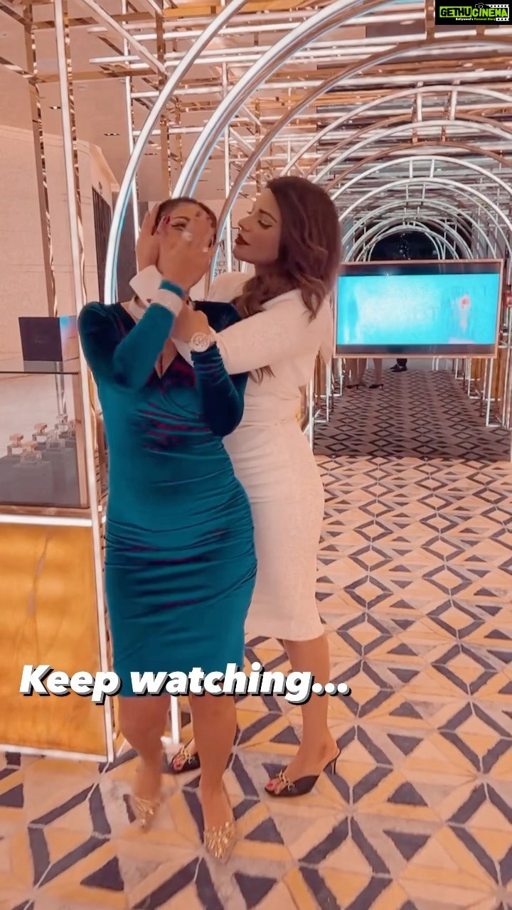 Shama Sikander Instagram - Things not to do while wearing heels…. 👠 gurls just wanted to have some funnn…. With my cutie @jamelacemo ♥️ #lol #girlfriend #funnygirls #funnyvideos #memes #party #formaldresses #highheels #fashion #fashionista #bollywood