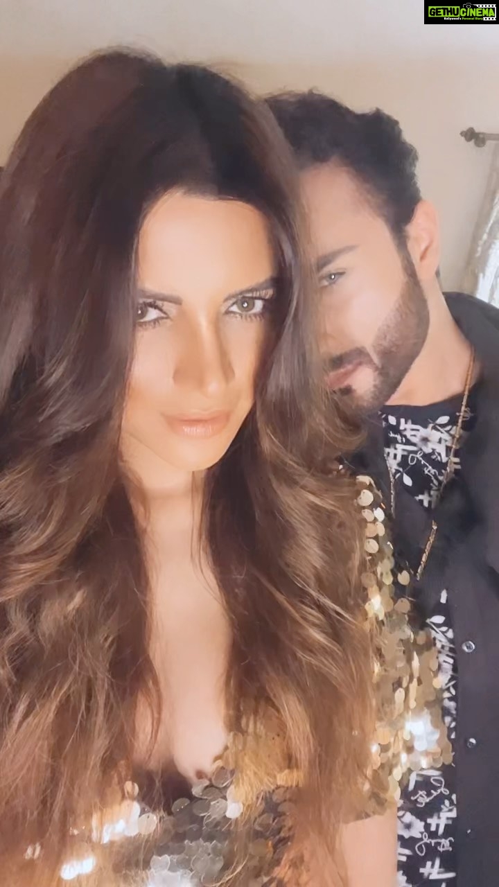 Shama Sikander Instagram - Friends for life…..in #light and in #darkness😇🤗🤗♥️ @pavan__anand #friendship #loveyouforever #transition #transitionreels #transitionvideo #truefriends #love #respect #fun #life #togatherness #reels #friendslikefamily
