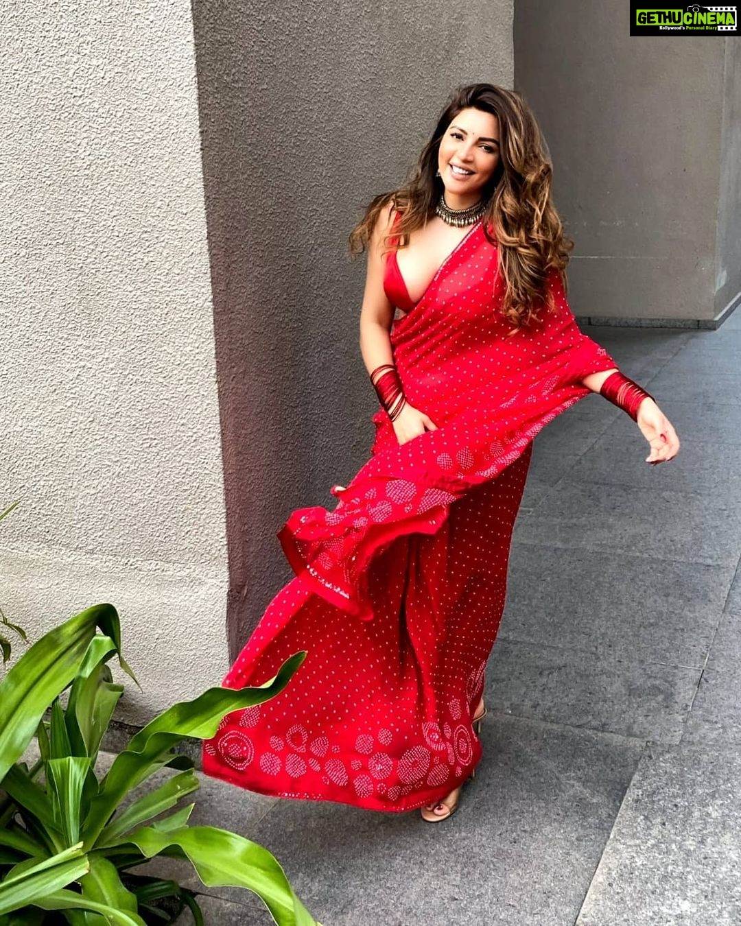 Shama Sikander Instagram - Nothing is more Prettier then wearing a Beautiful Smile with Beautiful Saree ❤️ . . . #beautiful #smile #saree #love #mashaallah #blessed #positivevibes #inspiration #loveyourself #shamasikander #happiness #positivevibesonly Mumbai, Maharashtra