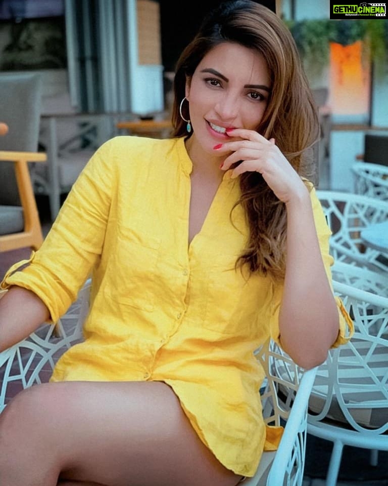 Shama Sikander Instagram - My Insta family Aap meri wo khushi ho jo mein kabhi kisi ko na dun❤️ . . . #beautiful #smile #yellow #loveyourself #goodvibes #gratitude #blessed #positivevibes #comment #like #share #shamasikander Mumbai, Maharashtra