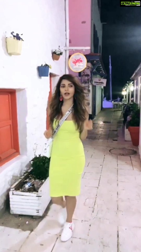 Shama Sikander Instagram - My happy dance for my 2.6 Million Insta Family ❤️🥰 #happiness #gratitude #love #happymood #reelsinstagram #reelkarofeelkaro #reelitfeelit #thankyou #dancewithme #like #share #comment #Follow
