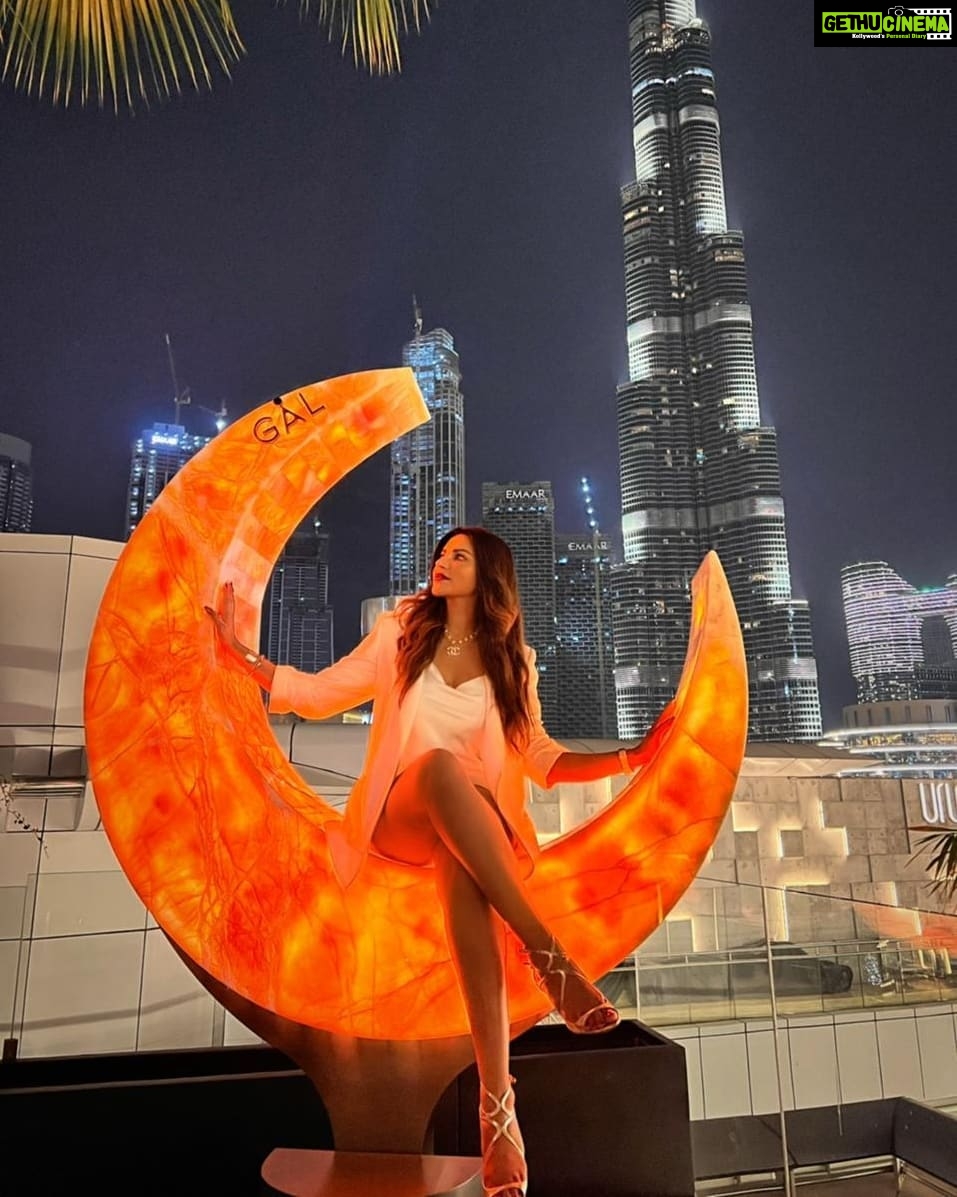 Shama Sikander Instagram - Creating some Beautiful Memories with my Loved ones... @jamesmilliron @vanessabwalia @walia_bunty . . #dubai #dubaidairies #celebration #happiness #beautiful #memories #love #lifestyle #enjoy #friends #family #travelling #shamasikander Dubai, United Arab Emiratesدبي