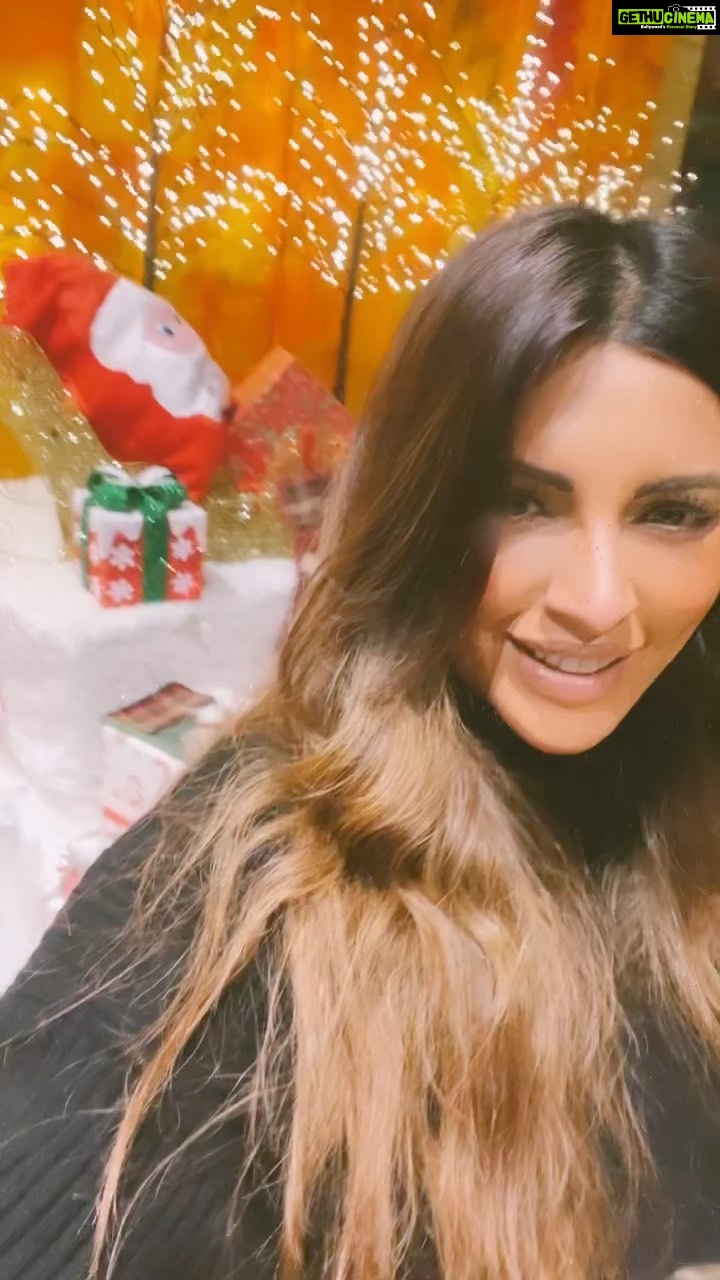 Shama Sikander Instagram - Its Xmas time of the year… #happyholidays everyone. Stay safe and jolly because #santaclaus is hereeeee ho ho hoooo 🎅🥳 #happy #travel #traveller #holiday #holidayseason #begins #love #joy #goodhealth and #peace to all ♥️😇