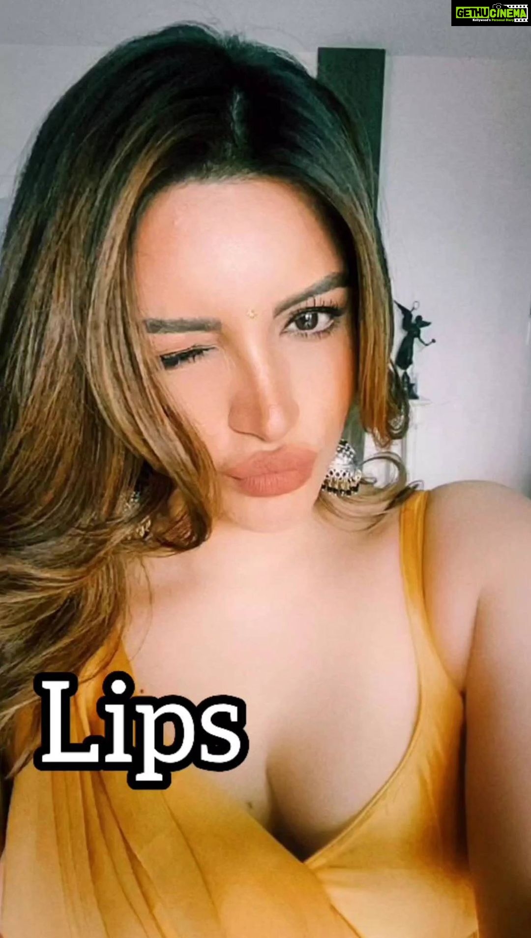 Shama Sikander Instagram - Being Sassy ☺️☺️ . . #girl #actorlife #sassy #crazy #happymood #smile #lips #lovemyself #shamasikander #reelsinstagram #trending #reelkarofeelkaro #reelitfeelit #like #share #comment #explorepage Mumbai, Maharashtra