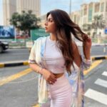 Shama Sikander Instagram - The day was perfect for me .... Swipe left for the next pose ➡️ . . . #beautiful #style #dubai #travel #love #yourself #life #blessed #happiness #positivevibes #inspiration #shamasikander #explore #like #share #comment Dubai, United Arab Emiratesدبي
