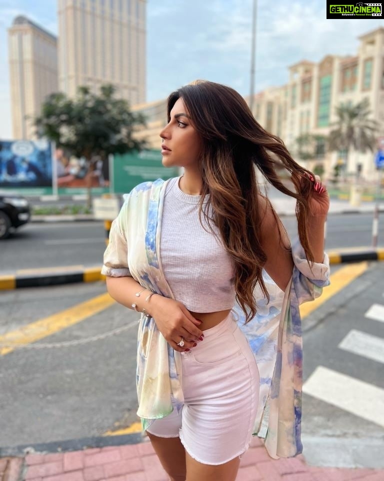 Shama Sikander Instagram - The day was perfect for me .... Swipe left for the next pose ➡️ . . . #beautiful #style #dubai #travel #love #yourself #life #blessed #happiness #positivevibes #inspiration #shamasikander #explore #like #share #comment Dubai, United Arab Emiratesدبي
