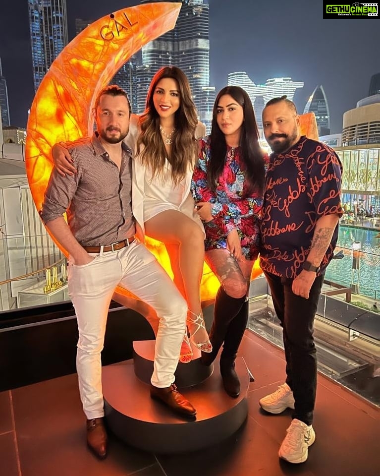 Shama Sikander Instagram - Creating some Beautiful Memories with my Loved ones... @jamesmilliron @vanessabwalia @walia_bunty . . #dubai #dubaidairies #celebration #happiness #beautiful #memories #love #lifestyle #enjoy #friends #family #travelling #shamasikander Dubai, United Arab Emiratesدبي