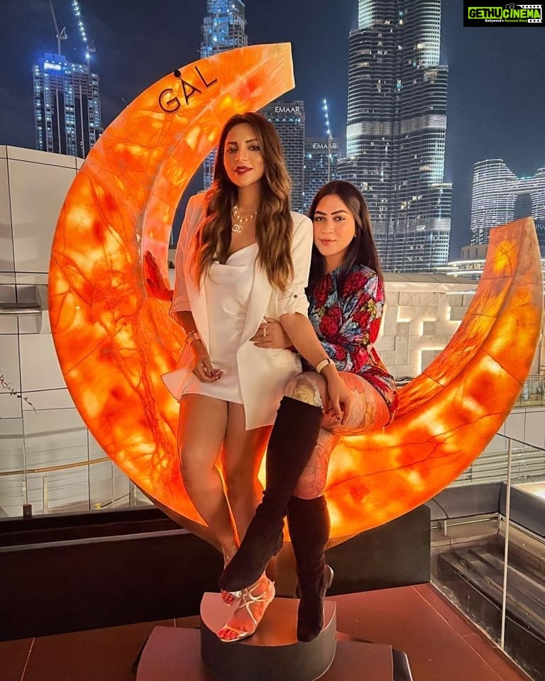 Shama Sikander Instagram - Creating some Beautiful Memories with my Loved ones... @jamesmilliron @vanessabwalia @walia_bunty . . #dubai #dubaidairies #celebration #happiness #beautiful #memories #love #lifestyle #enjoy #friends #family #travelling #shamasikander Dubai, United Arab Emiratesدبي
