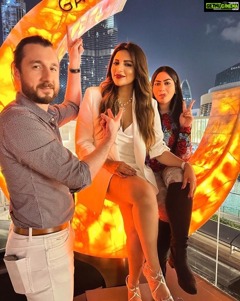 Shama Sikander Instagram - Creating some Beautiful Memories with my Loved ones... @jamesmilliron @vanessabwalia @walia_bunty . . #dubai #dubaidairies #celebration #happiness #beautiful #memories #love #lifestyle #enjoy #friends #family #travelling #shamasikander Dubai, United Arab Emiratesدبي