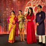 Shama Sikander Instagram - And then it said…. LET THERE BE LIGHT…..😇😇😇Fanoos banke jiski hifazat hawa kare, wo SHAMA kya bujhe jise roshan khuda kare….😇. Won the Most inspiring actress advocating mental health 😇... Thank you @brandsimpact for recognizing my efforts and the impact it has made on everyone… thank you for opening up a conversation about Mental health coz there is still so much stigma around it... Thank you all for your constant love and support i love you multitudes ♥️🙏🏻🙏🏻🙏🏻 Love one another, be kind, be the light you are meant to be….😇 P. R- @shimmerentertainment . #shamasikander #actorlife #awardwinning #goldengloryawards #goldengloryawards2021 #achiever #mentalhealth #support #letstalkaboutit Mumbai, Maharashtra