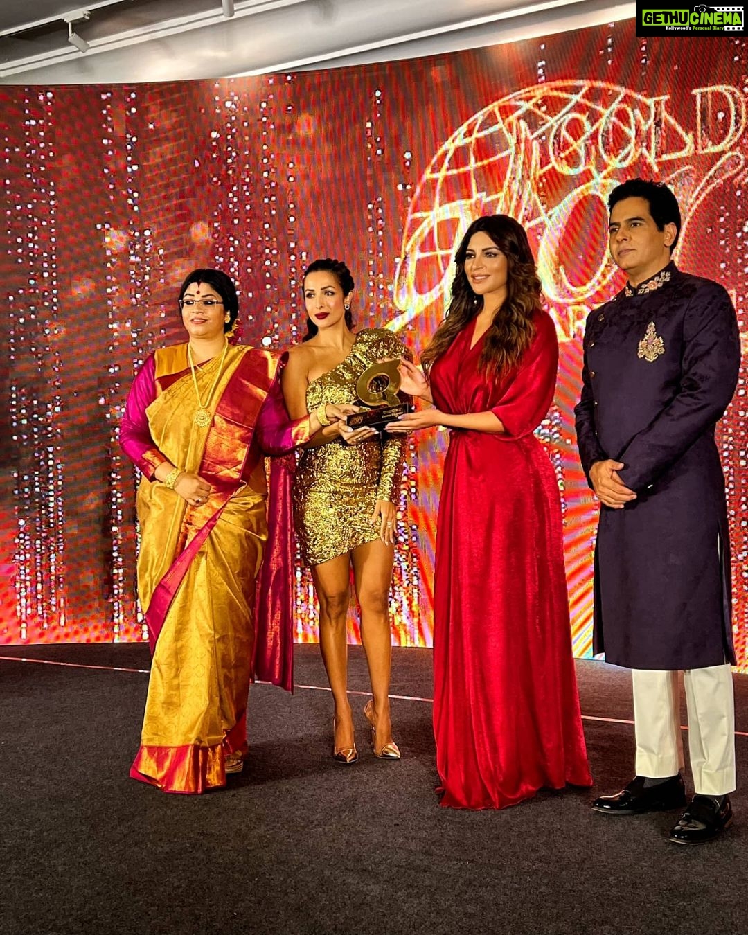 Shama Sikander Instagram - And then it said…. LET THERE BE LIGHT…..😇😇😇Fanoos banke jiski hifazat hawa kare, wo SHAMA kya bujhe jise roshan khuda kare….😇. Won the Most inspiring actress advocating mental health 😇... Thank you @brandsimpact for recognizing my efforts and the impact it has made on everyone… thank you for opening up a conversation about Mental health coz there is still so much stigma around it... Thank you all for your constant love and support i love you multitudes ♥️🙏🏻🙏🏻🙏🏻 Love one another, be kind, be the light you are meant to be….😇 P. R- @shimmerentertainment . #shamasikander #actorlife #awardwinning #goldengloryawards #goldengloryawards2021 #achiever #mentalhealth #support #letstalkaboutit Mumbai, Maharashtra